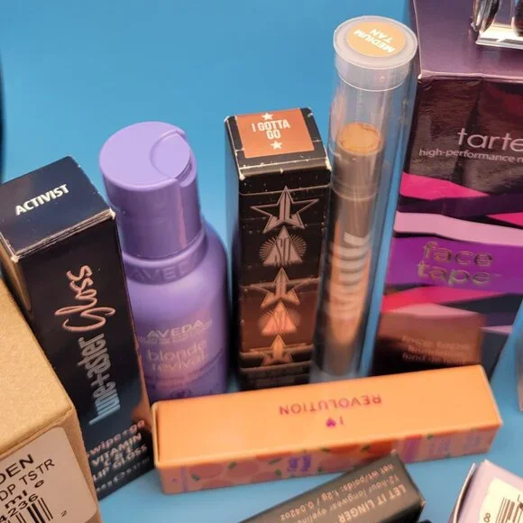 25 Piece Makeup / Beauty Bundle - Kat Von D, Tarte, Estee Lauder, Milk, Saie +